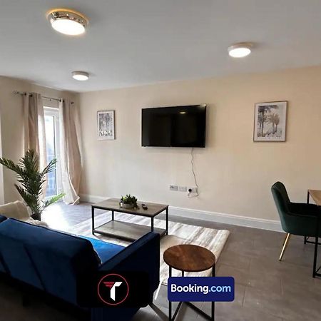 Stylish 2 Bedroom Flat By Tara Stays Short Lets & Serviced Accommodation Watford With Free Parking & Nearby Warner Studios Eksteriør bilde