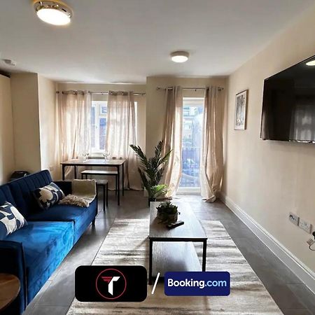 Stylish 2 Bedroom Flat By Tara Stays Short Lets & Serviced Accommodation Watford With Free Parking & Nearby Warner Studios Eksteriør bilde