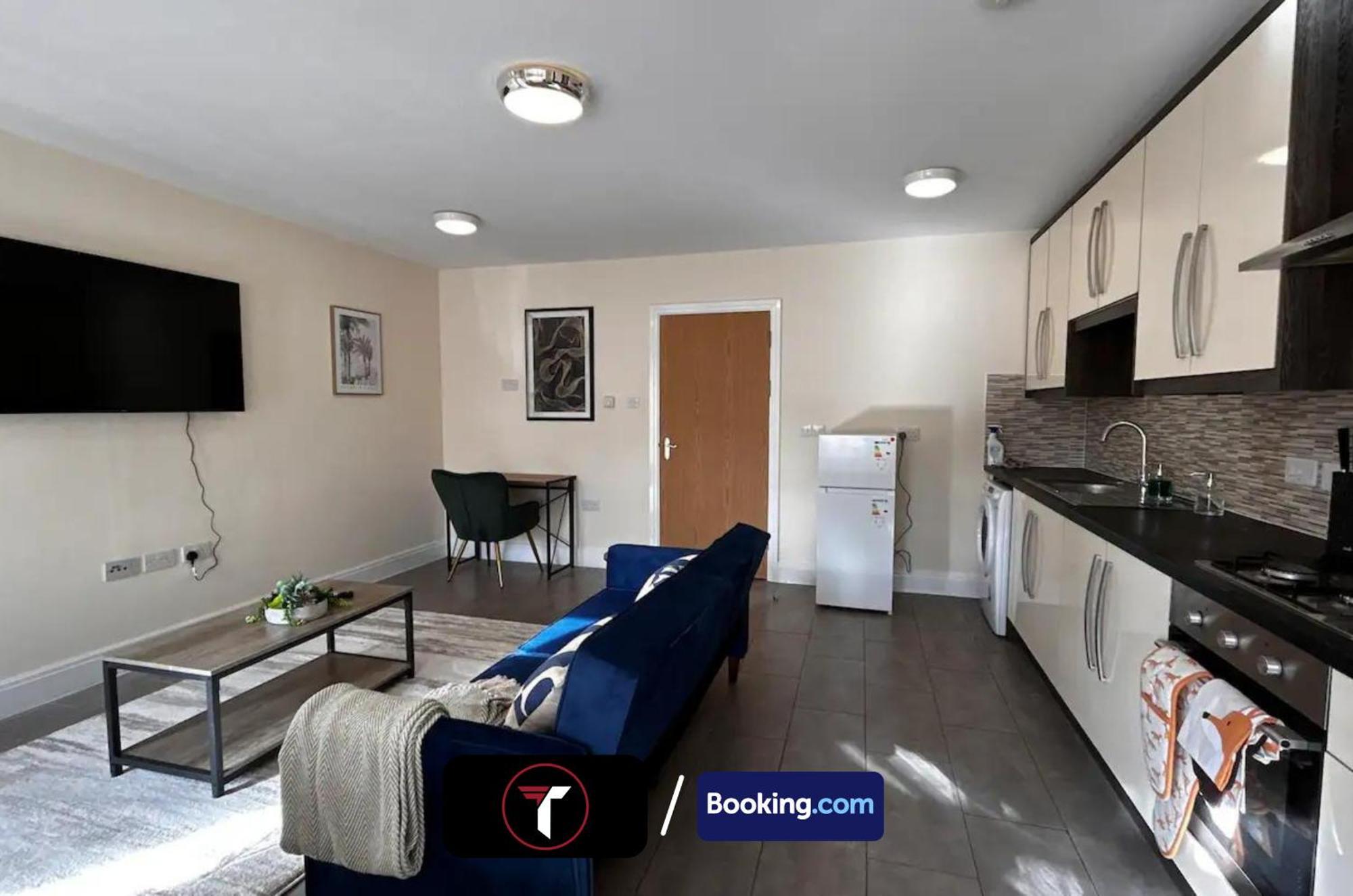 Stylish 2 Bedroom Flat By Tara Stays Short Lets & Serviced Accommodation Watford With Free Parking & Nearby Warner Studios Eksteriør bilde